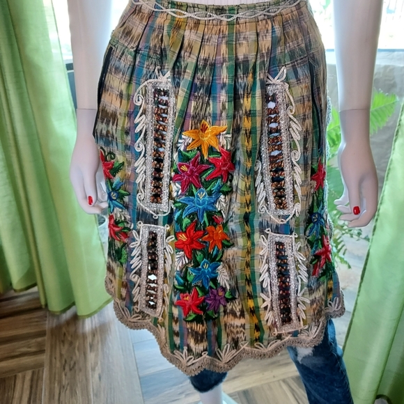 Ladies Designer Apron with Embroidered Detail: Scallop Edging: Zip Pockets. - Picture 12 of 16